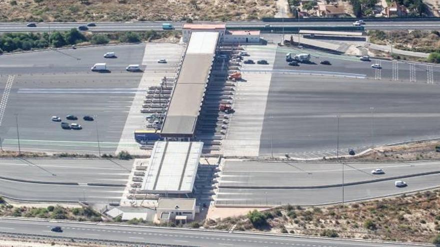 Vista aérea del peaje de la AP-7 en El Campello, donde termina la concesión que comienza en las proximidades de Tarragona.