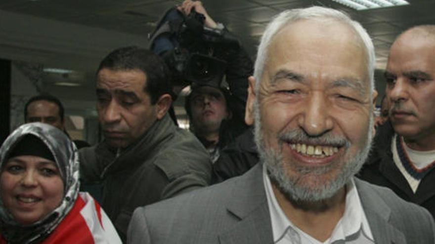 El histórico líder islámico tunecino Rachid Gannuchi a su llegada al aeropuerto de Cartago en Túnez.