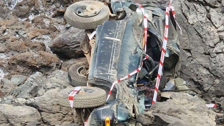 Estado en el que quedó el vehículo tras caerse por el acantilado cerca de la costa de La Santa (Tinajo), en Lanzarote.