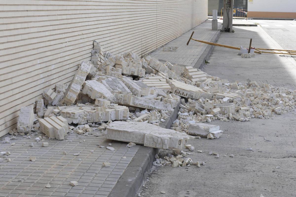 Restos de ladrillo y mortero que se han desprendido de la fachada.