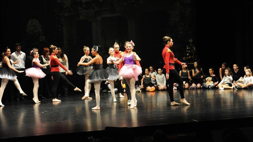 Alumnado de la Escuela de Danza en el cuento de Navidad de 2014.