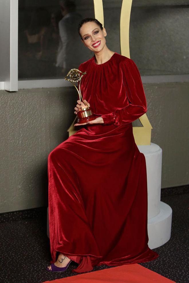 El look de Eva González con vestido rojo de terciopelo de Antonio García en los Premios Iris