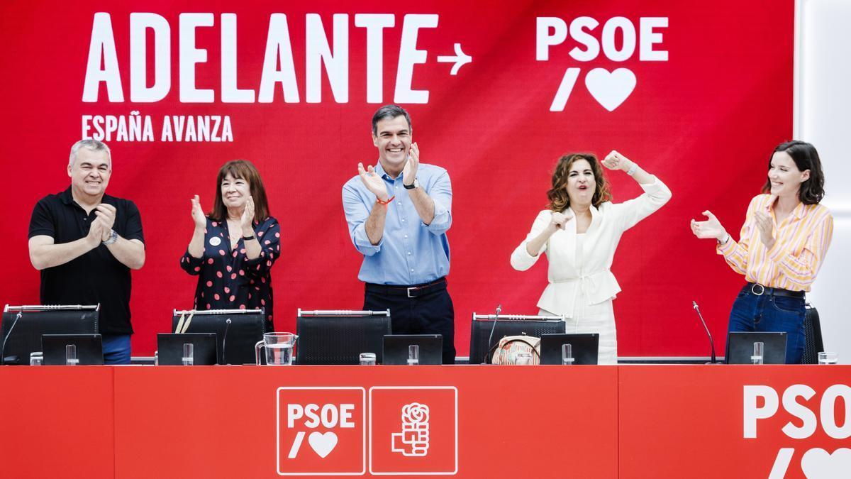 Pedro Sánchez, María Jesús Montero y otros dirigentes celebran los resultados del 23J en la reunión de la Ejecutiva Federal del PSOE de este lunes.