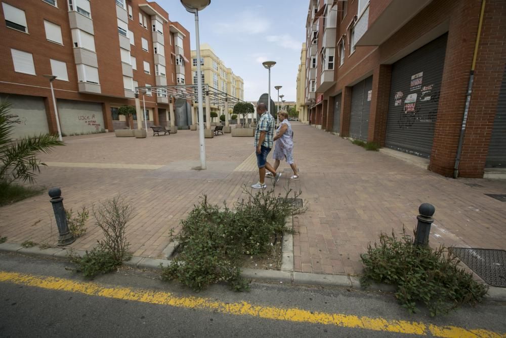 Mal estado de la "plaza de la Pirámide"