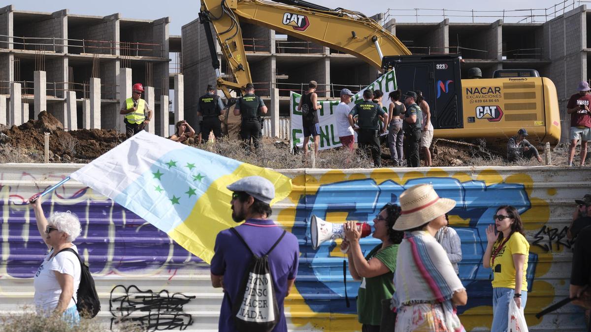 Activistas paralizan este jueves las obras de construcción del hotel de lujo en La Tejita.