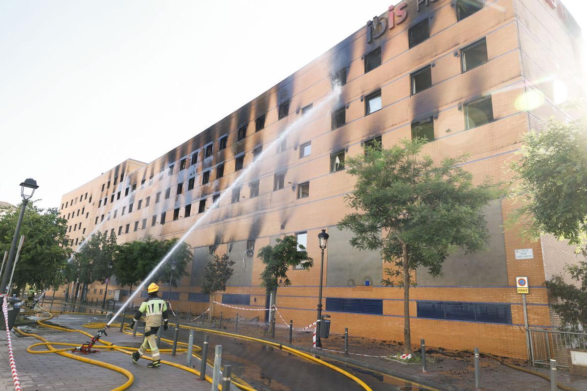 El hotel Ibis, totalmente calcinado tras el incendio.
