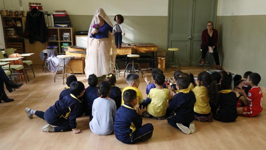 Rosa Gàmiz  i els alumnes de primer de l&#039;escola de Santa Eugènia dins del projecte pedagògic A Tempo