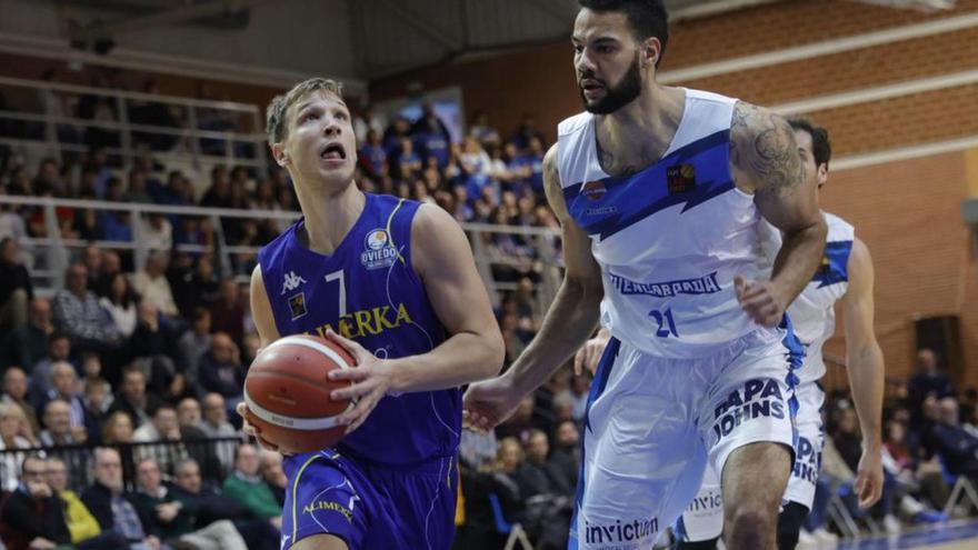 Dan Duscak, con el balón, defendido por Van Zegeren, en el Alimerka Oviedo-Fuenlabrada de la ida de esta temporada, en Pumarín. |