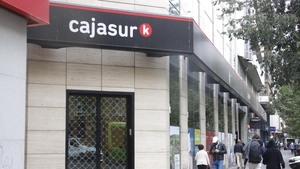 Fachada de la sede de Cajasur en Córdoba.