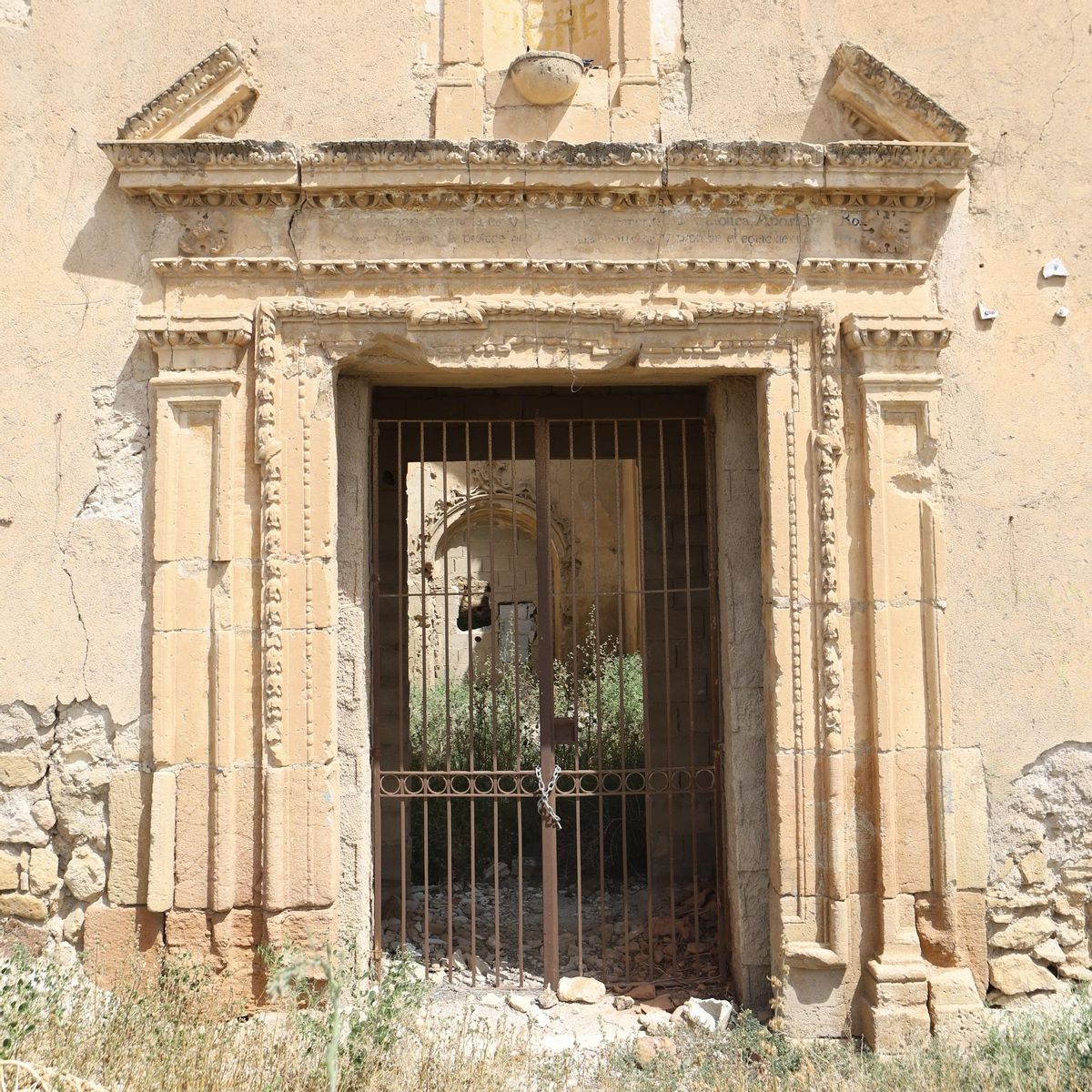 Estado actual de la puerta principal del templo.