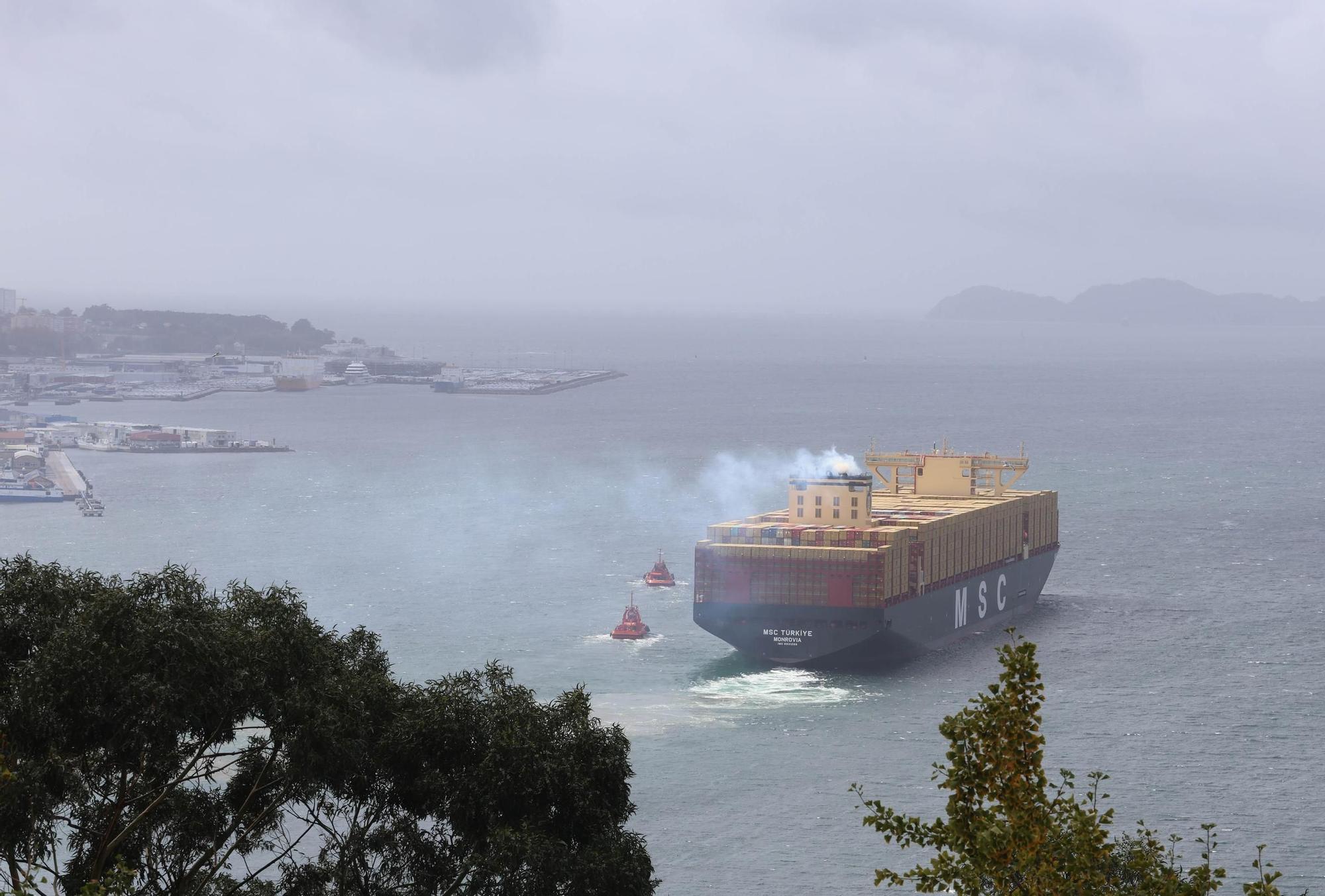 El mayor portacontenedores del mundo atraca en Vigo