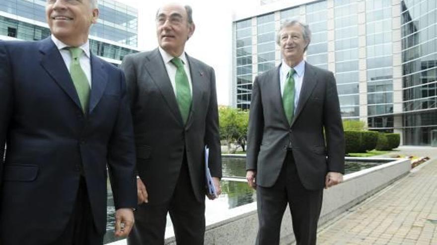 El presidente de Iberdrola, Ignacio Galán, en el centro, junto a Francisco Martínez y José Sainz.
