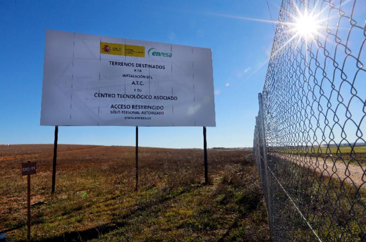 Cartel de señalización del antiguo proyecto de almacén nuclear centralizado en Villar de Cañas, Cuenca. 