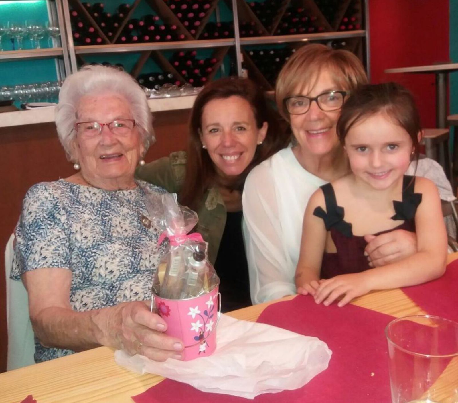 Susana Piñeiro, con su abuela a su derecha, 
y su madre e hija a su izquierda.