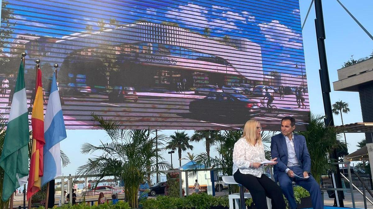 Ana Mula, alcaldesa de Fuengirola, y José Antonio Nieto, consejero en funciones de Justicia, Administración Local y Función Pública, en la presentación de los nuevos equipamientos en Los Boliches.