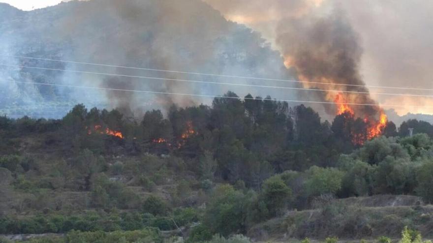 Declarado un incendio forestal en Terrateig, a escasos metros de Llocnou de Sant Jeroni