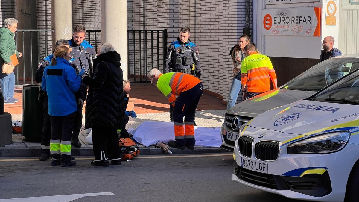 El fallecido, tapado con una manta, rodeado de sanitarios y agentes de la Policía Local