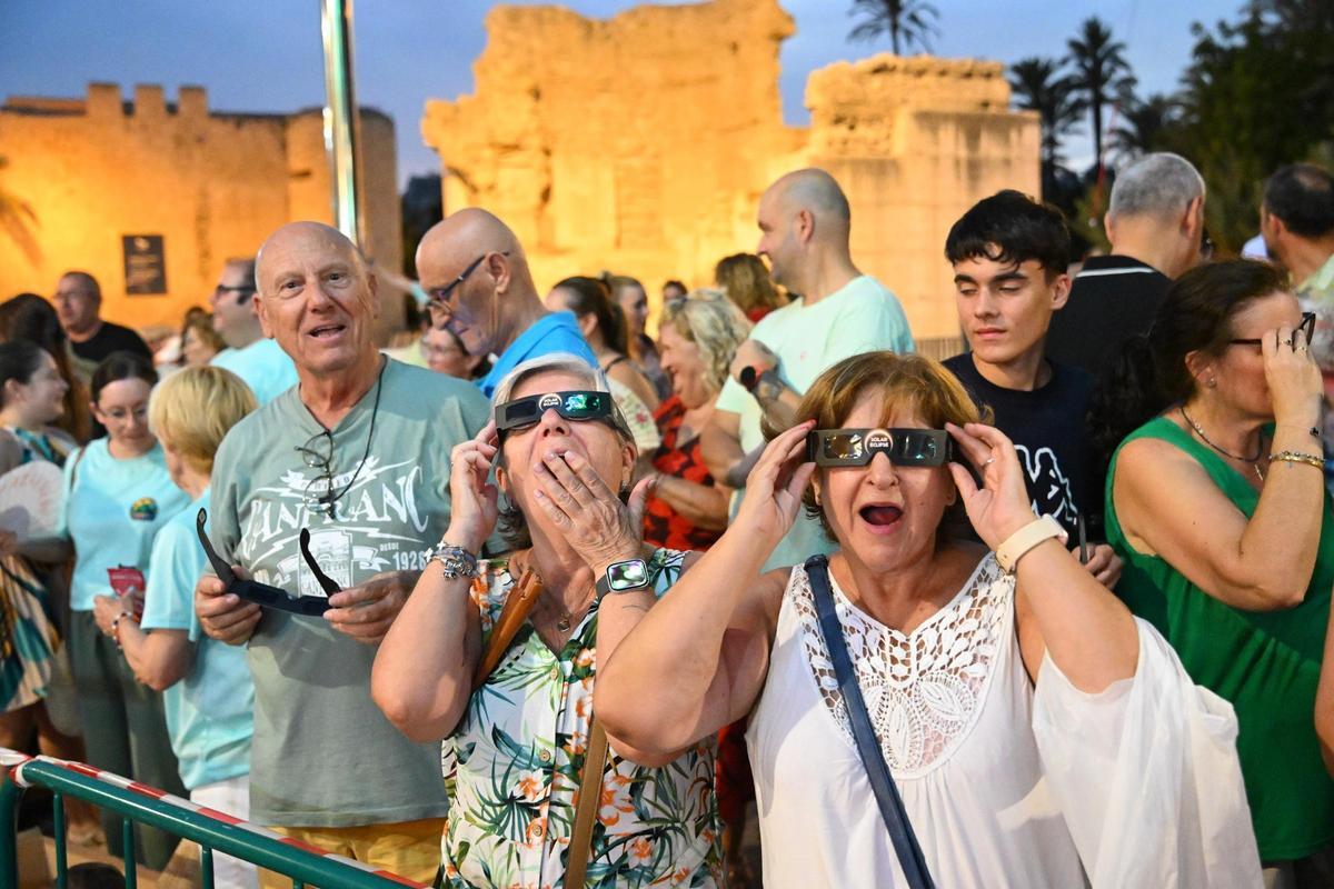 Grupos de vecinos aprovecharon para ponerse gafas para ver un eclipse que apenas se percibió en el centro