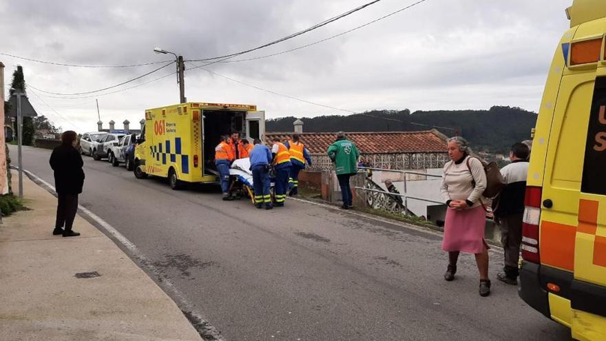 El herido fue trasladado en la ambulancia medicalizada a Montecelo.// G.N