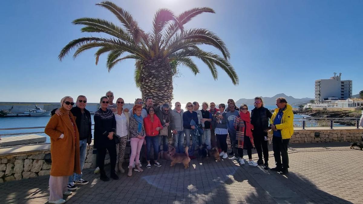 Rund zwei Dutzend Menschen kamen bei der Spendenübergabe für die Palme in Cala Ratjada auf Mallorca zusammen