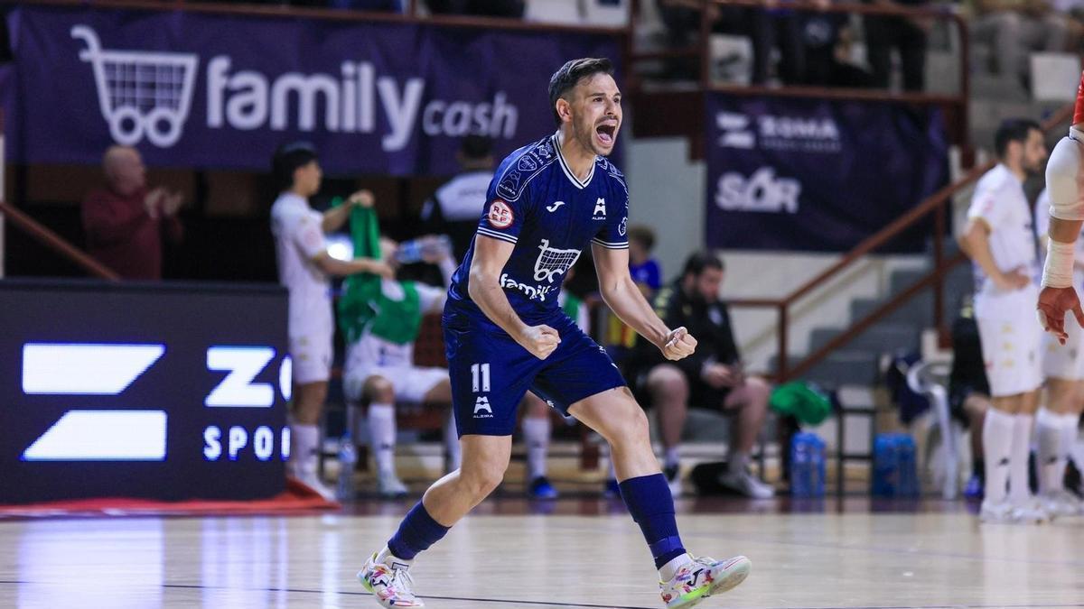 Ivi celebra un gol con el Family Cash Alzira.