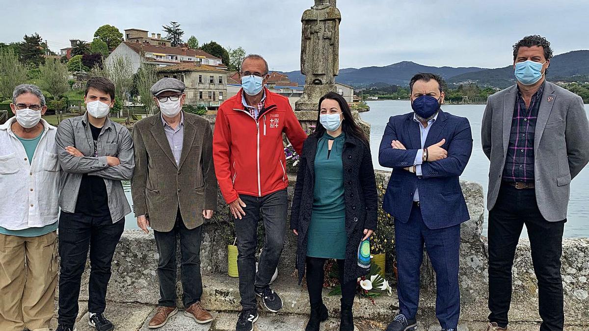 Los alcaldes Juan González, Francisco Ferreira y Carlos Gómez junto a Bieito Legazpi, Xulian Moure, Pedro Rodríguez y Soledad García, ayer, en el puente de A Ramallosa.   | // IRENE IGLESIAS