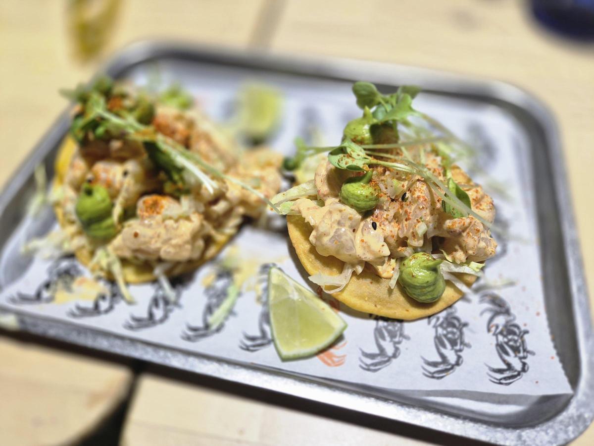 Taco de gambón con salsa cocktail.