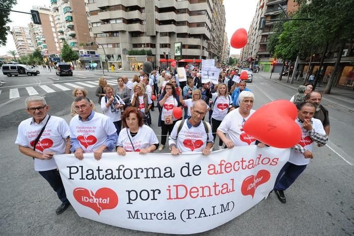 Manifestación de afectados por el cierre de iDenta