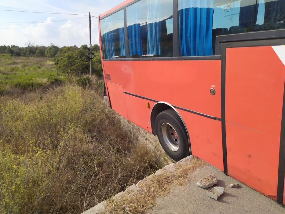 Un accidente de autobús obliga a cortar la carretera de entrada a Son Servera