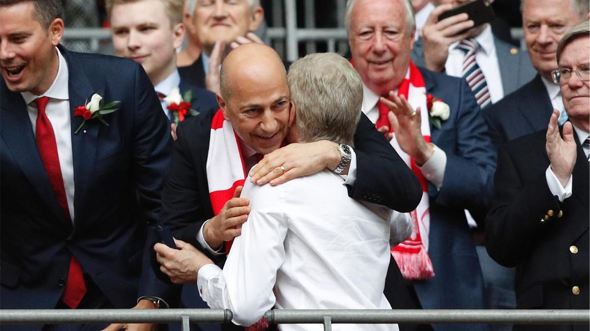 Arsene Wenger abraza al presidente del Arsenal, Ivan Gazidis