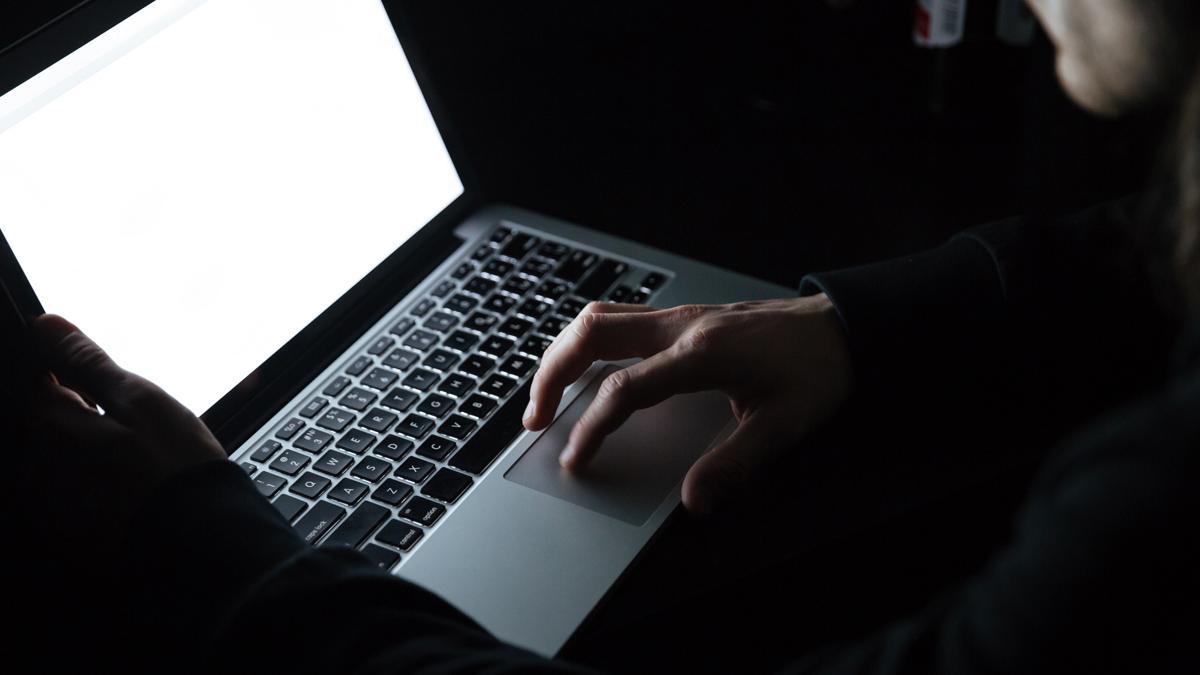 Solo frente a la máquina.