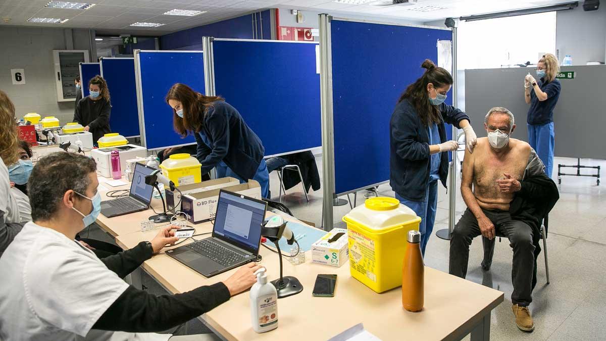 Vacunación contra el coronavirus en la Facultad de Geografía e Historia de la UB, en Barcelona