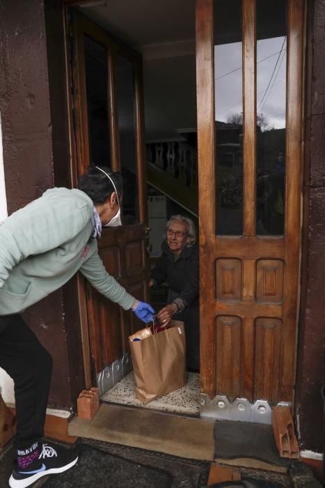 Corvera e Illas llevan alimentos y artículos de primera necesidad a los vecinos que no pueden salir de casa.