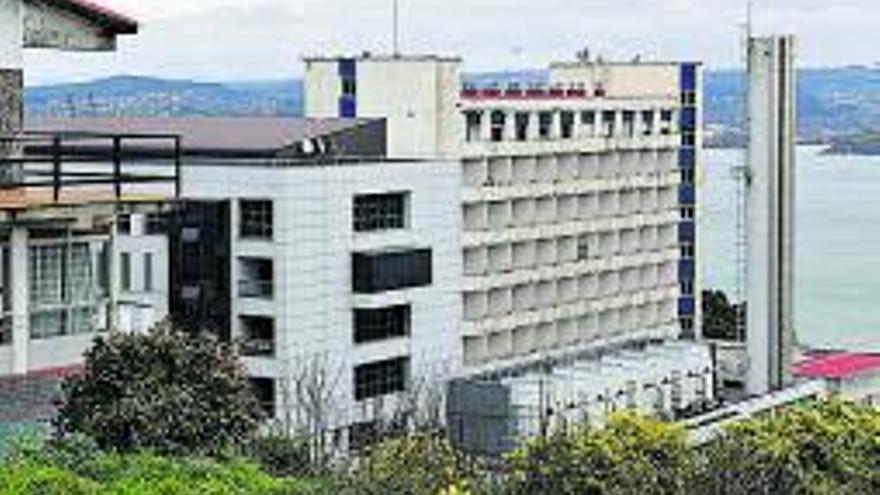 Hospital Universitario. El edificio, con una superficie construida de 11.764 metros cuadrados, ocupa una parcela de más de 43.000. La Xunta tasa el inmueble en más de 21 millones de euros.