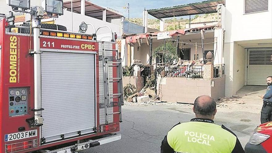 Herido leve un vecino de la Vall tras caerle encima el porche de su casa en Sant Josep