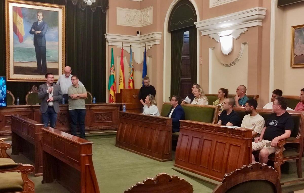 Reunión con los comerciantes en el salón de plenos de Castelló.