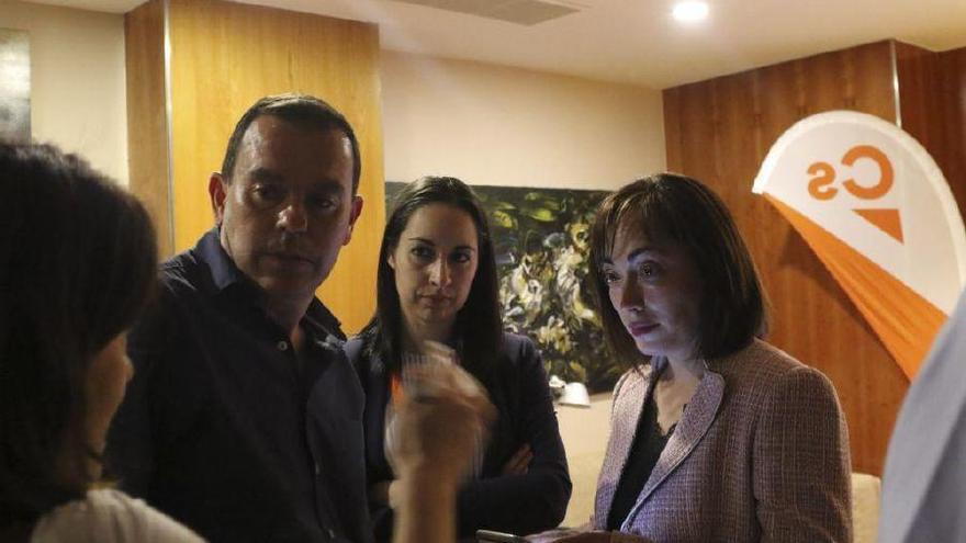 Francisco Requejo, Cruz Lucas y María Teresa Gago, durante la noche electoral del 26M.