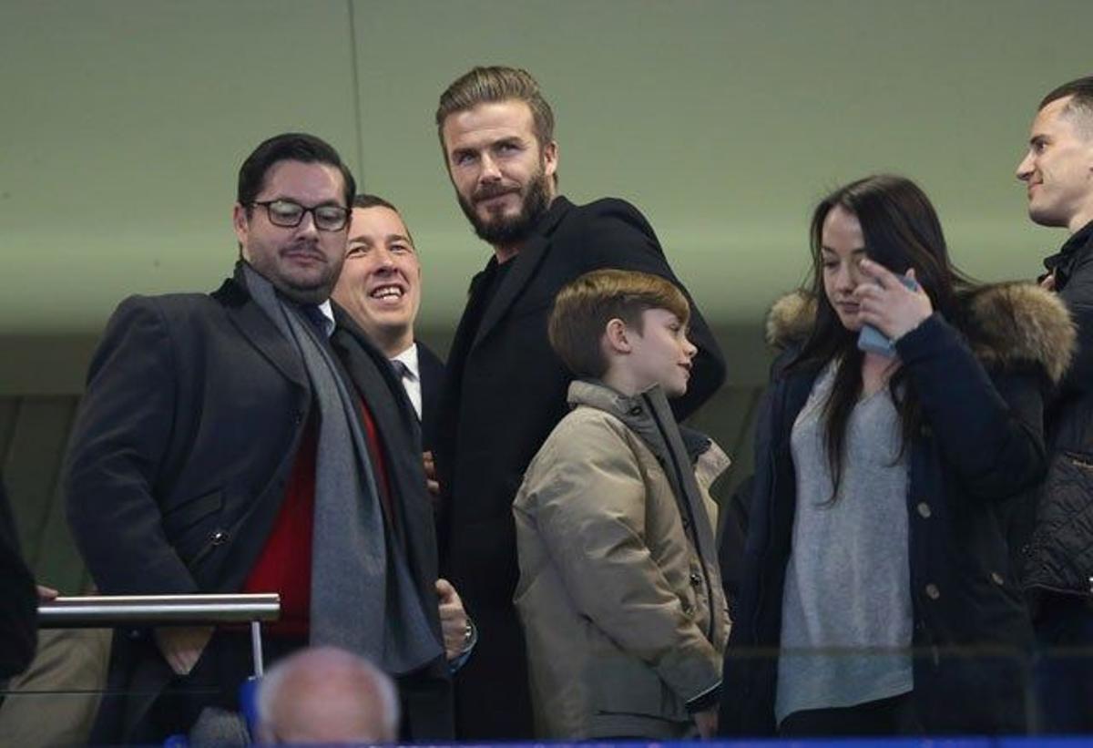 David Beckham y su hijo Romeo en las gradas de Stamford Bridge