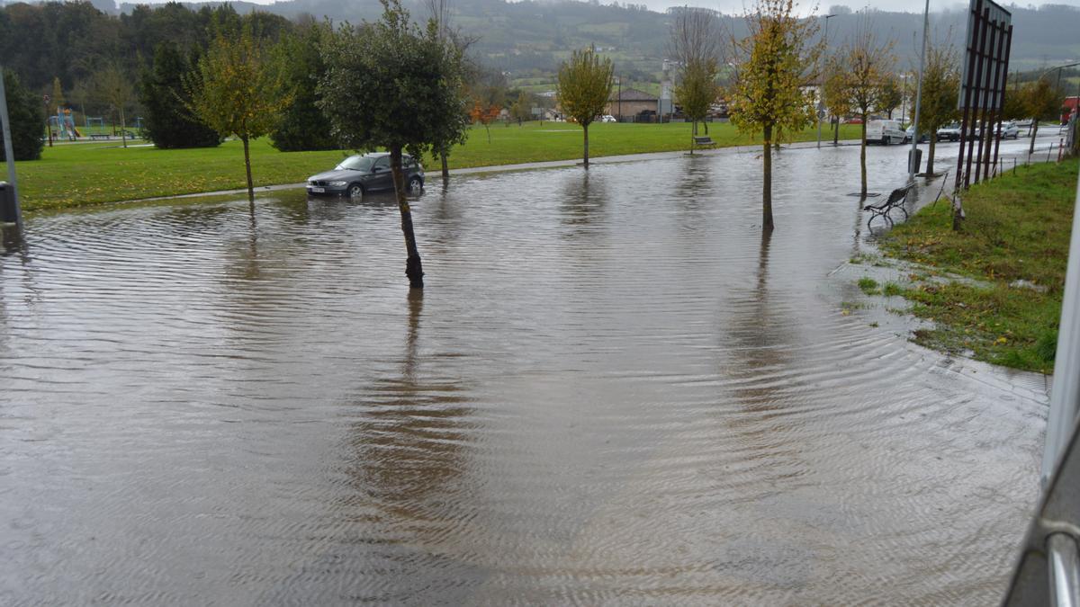 Inundaciones en Asturias: la lluvia complica la situación en muchos puntos de la región, con alerta amarilla y de desbordamientos