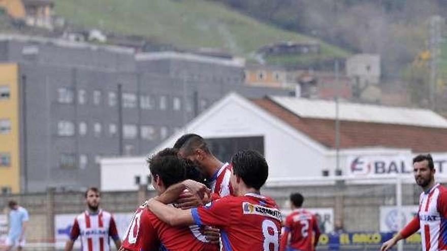 Los jugadores de L&#039;Entregu celebran un gol ante el Ceares.