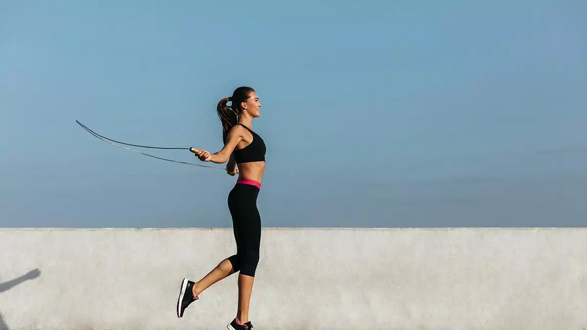 Este es el ejercicio con cuerda que te ayuda a adelgazar en diez minutos y sin ir al gimnasio