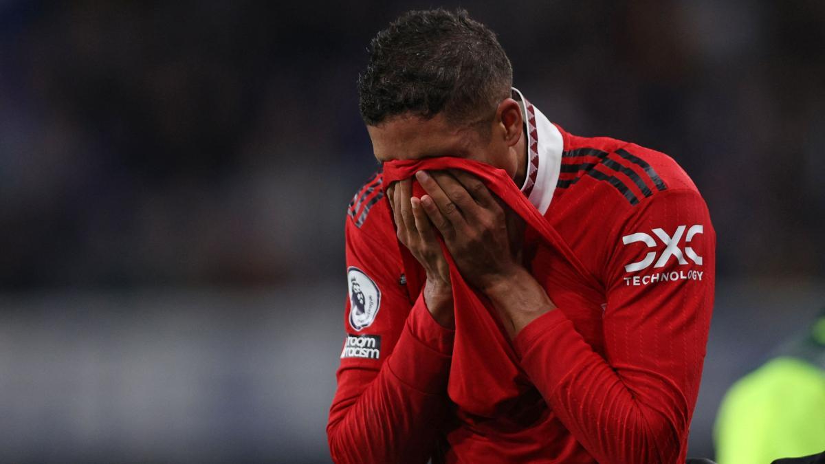 Raphael Varane se lamenta en una acción con el Manchester United