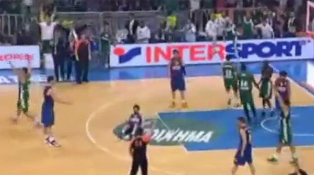 Els jugadors grecs celebren la seva segona victòria en l’eliminatòria.