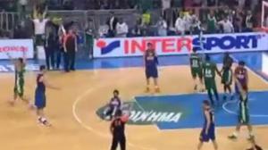 Els jugadors grecs celebren la seva segona victòria en l’eliminatòria.