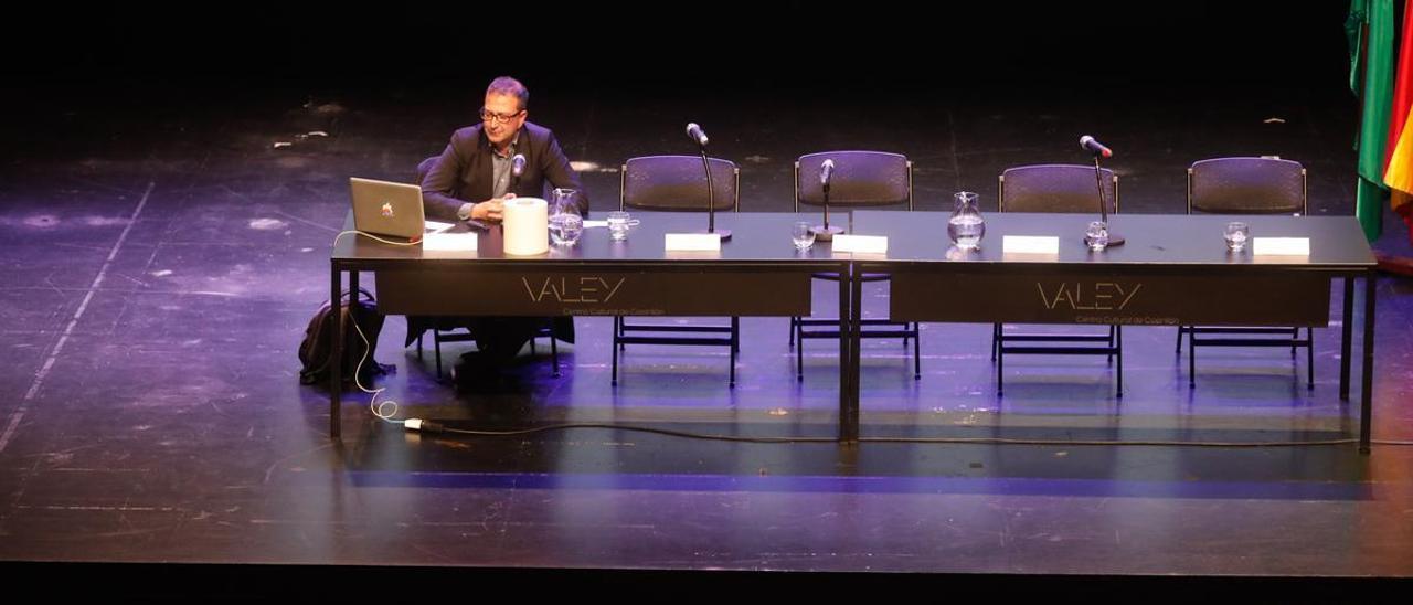 El doctor en economía, Fernando Rubiera, durante su ponencia en el centro cultural Valey, ayer. | Mara Villamuza