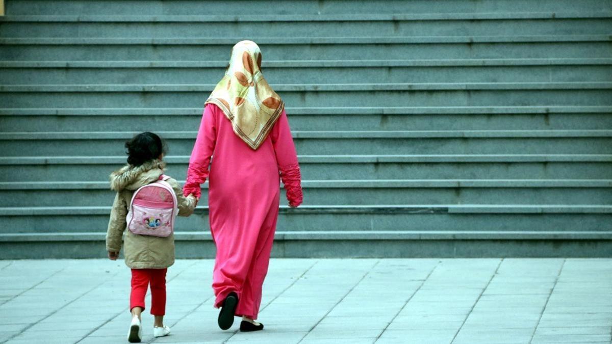 Madre e hijo se dirigen a la escuela, en Ripoll.