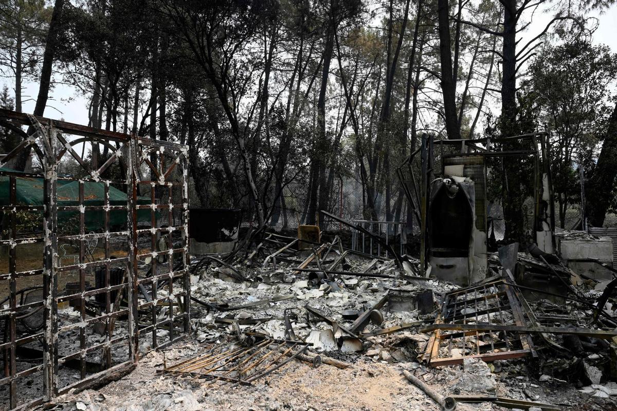 Daños en una casa quemada después de un incendio forestal cerca de La Iglesuela del Tietar, a 110 kilómetros al suroeste de Madrid, el 27 de julio de 2026.