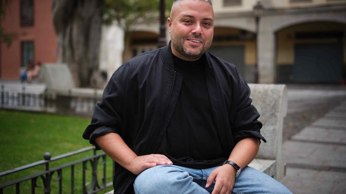 Arón Morales, autor del cartel anunciador del Carnaval de Santa Cruz de Tenerife 2024.