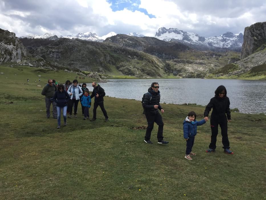 Turistas en los Lagos de Covadonga en el puente de mayo