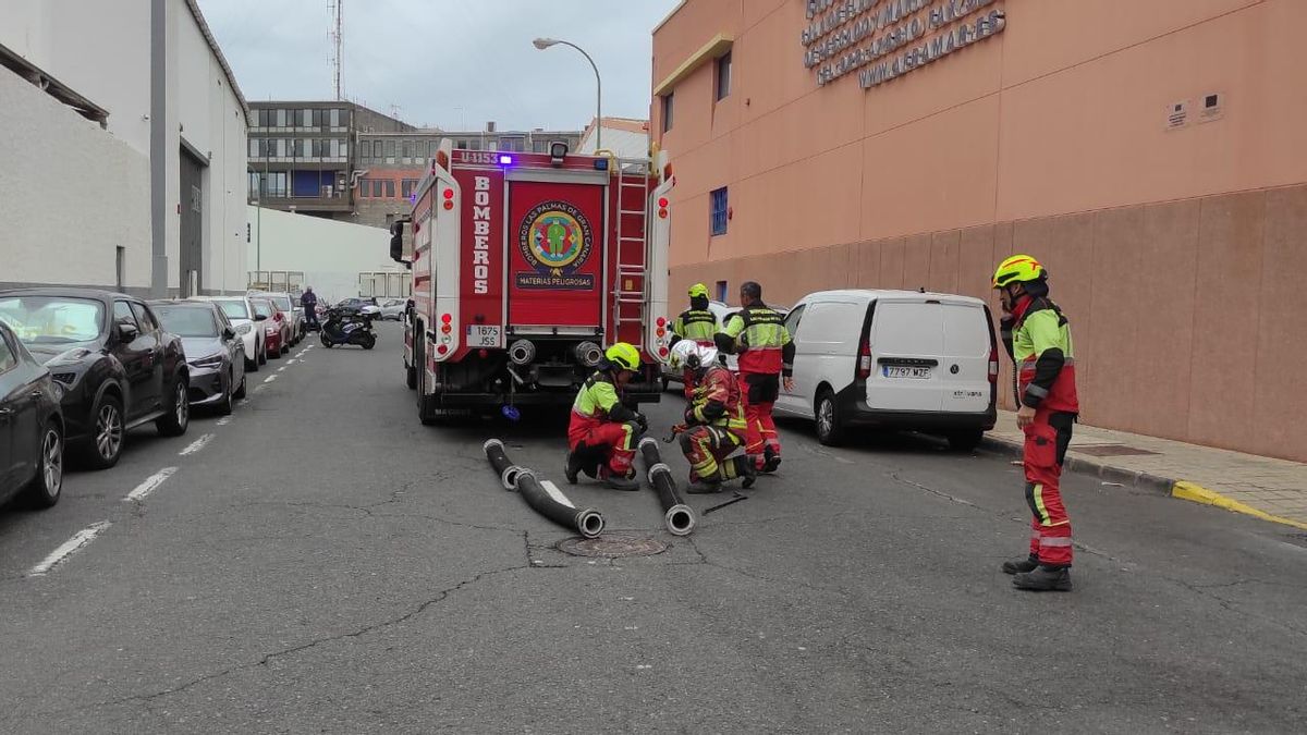 Actuación de los bomberos en El Sebadal por un vertido de amoniaco.